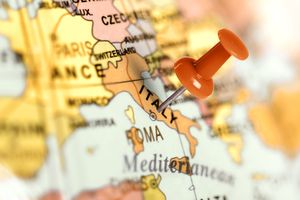 Landkarte, in der Italien mit einem Pin markiert ist