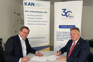 Adalbert von der Osten, Deputy Director of the KAN Secretariat, and Stephen Russell, Director-General of ANEC, sign the letter of intent .