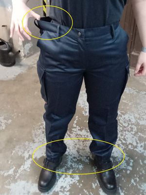 Gegenüberstellung der Passform von gleicher Kleidung bei Frau und Mann. Bei der Frau steht der Hosenbund ab und die Hose ist zu lang.