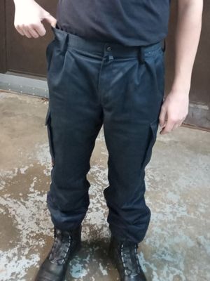 Gegenüberstellung der Passform von gleicher Kleidung bei Frau und Mann. Bei der Frau steht der Hosenbund ab und die Hose ist zu lang.