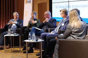 Panel discussion on the topic of ‘Standardisation as a strategic and political challenge’ with Christoph Winterhalter (DIN), Gisela Eickhoff (Harting Stiftung & Co. KG), Thomas Fischer (German Trade Union Confederation – DGB), Oliver Schollmeyer (Confederation of German Employers' Associations – BDA), Dr Thomas Zielke (German Federal Ministry for Economic Affairs and Climate Protection – BMWK) and Britta Ibald (DGUV)