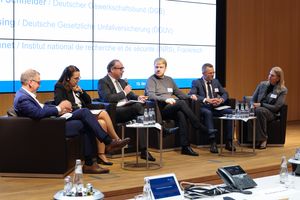 Panel discussion on the impact of international political developments on occupational safety and health, with Peer-Oliver Villwock (BMAS), Séverine Brunet (Institut national de recherche et de sécurité – INRS, France), Kai Schweppe (employers' association of Baden-Württemberg – UBW), Dr. Sebastian Schneider (German Trade Union Confederation – DGB), Marcus Hussing (DGUV), Britta Ibald (DGUV)